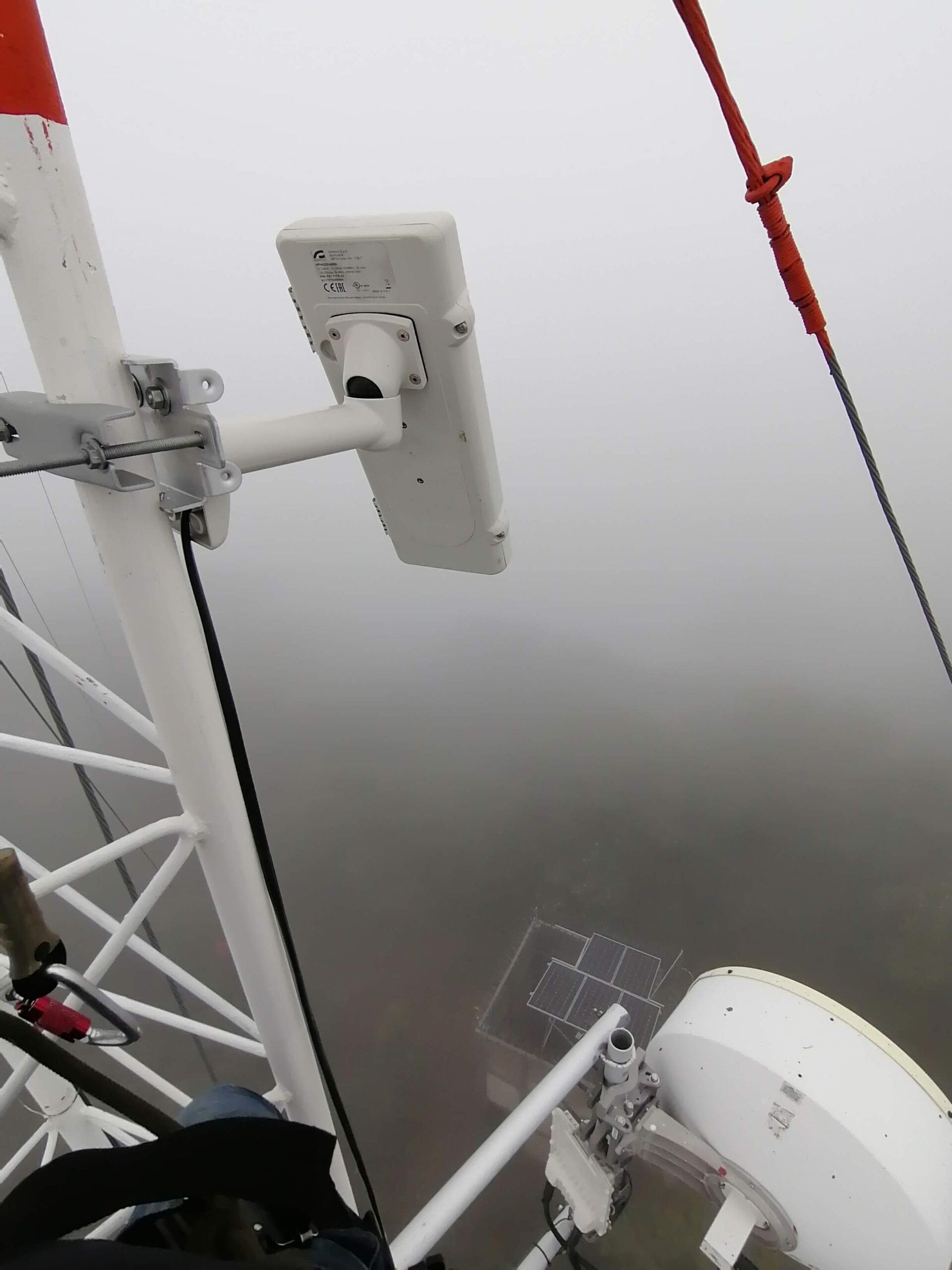 Antenas y equipos de enlace instalados en una torre de comunicaciones