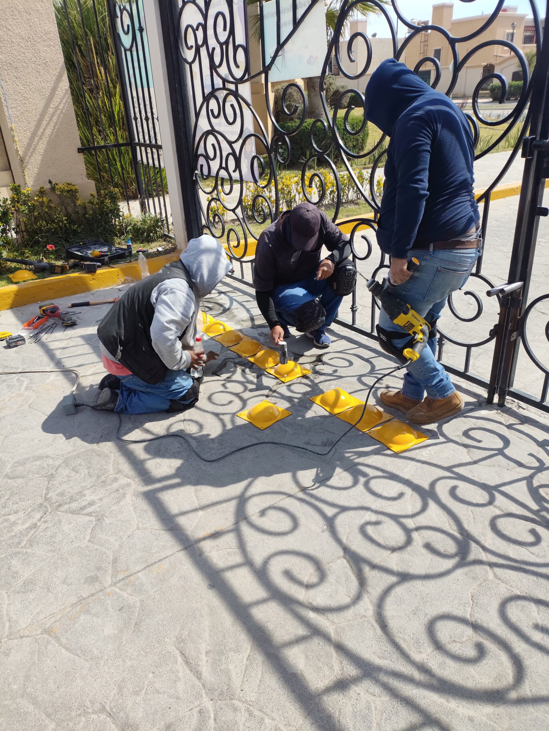 Equipo realizando trabajos de instalación en un acceso residencial