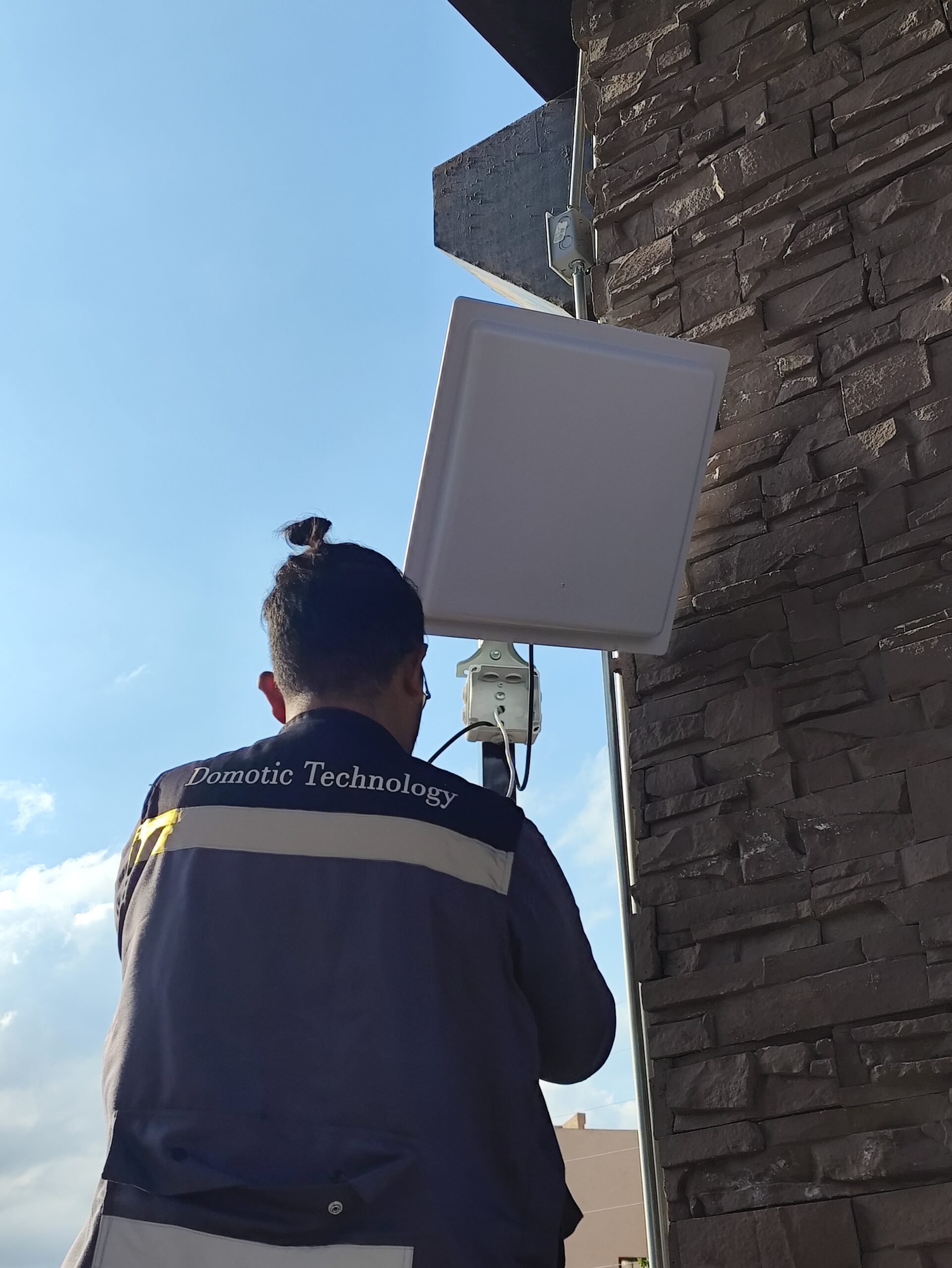 Técnico de DomoticTechnology instalando un equipo de enlace