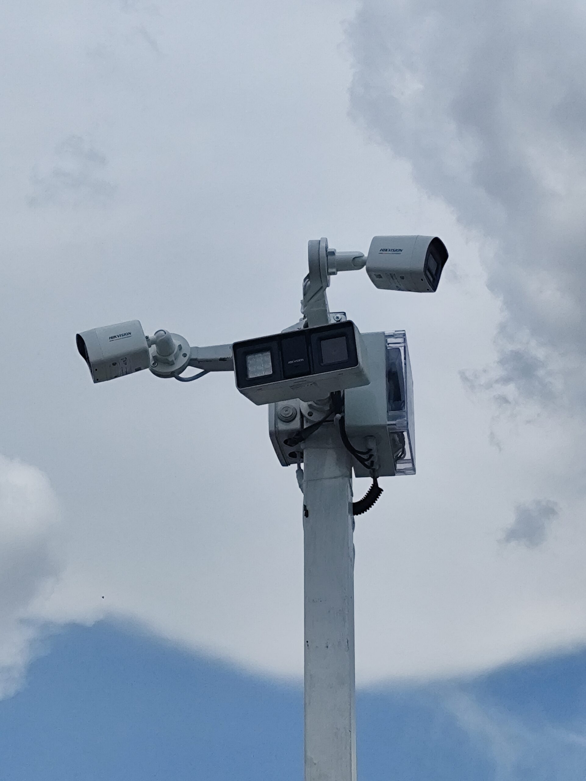 Cámaras de videovigilancia y equipo de comunicación instalados en un poste