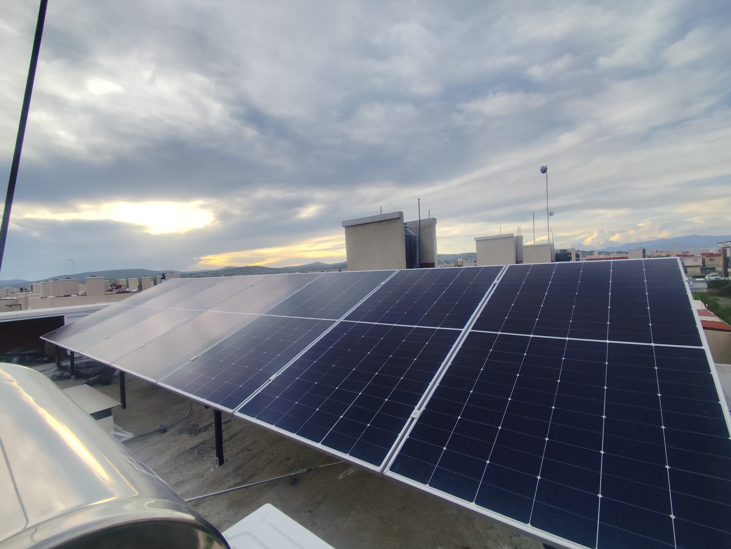Instalación de paneles solares sobre estructura en una azotea
